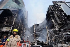 Tòa nhà thương mại lớn nhất Thái Lan tại Bangkok bị những người biểu tình đốt cháy ngày 19/5. (AFP/TTXVN)