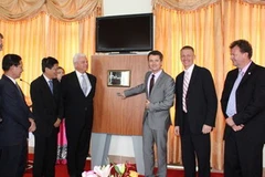 Thái Tử Đan Mạch bấm nút khởi động dây chuyền mới Nhà máy nước Dĩ An. (Ảnh: Quách Lắm/TTXVN)