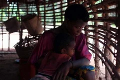 Người phụ nữ và đứa trẻ may mắn thoát chết trong vụ thảm sát vào tháng 12/2009 tại làng Makombo. (Nguồn: thestar.com)