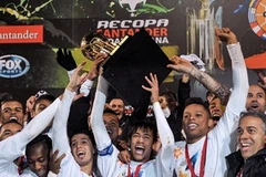 Neymar cùng đồng đội giơ cao cúp. (Nguồn: AFP)