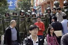 Cảnh sát vẫn được triển khai rất đông ở Urumqi. (Ảnh: Reuters)