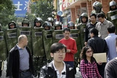 Cảnh sát vẫn được triển khai rất đông ở Urumqi. (Ảnh: Reuters)