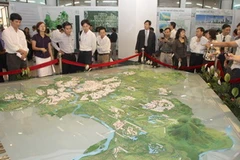 Nhiều người đến xem mô hình quy hoạch chung xây dựng Thủ đô Hà Nội đến năm 2030 và tầm nhìn đến năm 2050. (Ảnh: Trí Dũng/TTXVN)