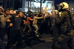 Những người biểu tình xung đột với cảnh sát bên ngoài tòa nhà Quốc hội ở Athens. (Ảnh: AFP/TTXVN)