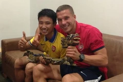 "Running Man" đã tái ngộ Lukas Podolski tại London