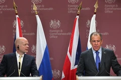 Ngoại trưởng Anh William Hague và Ngoại trưởng Nga Sergey Lavrov. (Nguồn: Getty Images)