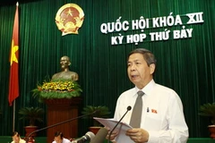 Chủ nhiệm Ủy ban Khoa học, Công nghệ và Môi trường của Quốc hội Đặng Vũ Minh trình bày báo cáo. (Ảnh: Doãn Tấn/TTXVN)