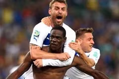 Niềm vui của Balotelli và đồng đội. (Nguồn: AP)