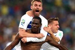 Niềm vui của Balotelli và đồng đội. (Nguồn: AP)