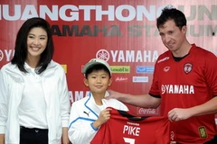 Fowler chụp ảnh cùng Thủ tướng Yingluck Shinawatra. (Nguồn: Getty)