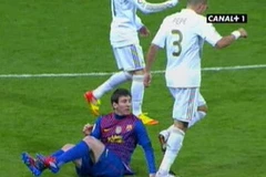 Hành động dẫm lên tay Messi của Pepe. (Nguồn: Getty Images)