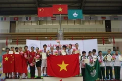 Trao huy chương cho nội dung ba nữ. (Ảnh: Văn Trí/Vietnam+)