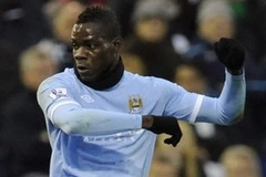 Balotelli lúc nào cũng sẵn sàng "chiến" với đồng đội. (Nguồn: Reuters)