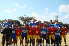 Đội tuyển Việt Nam chụp ảnh với đội tuyển Brazil. (Nguồn: giaoduc.edu.vn)