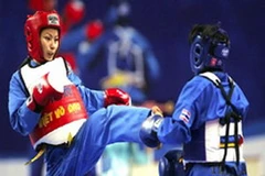 Thanh Chúc (trái) trong trận thắng Thonchan (Thái Lan) với tỉ số 4-1. (Ảnh: Internet)