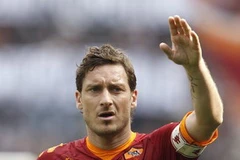Totti đã có hành động không đẹp với các cổ động viên Lazio. (Ảnh: Getty Images)