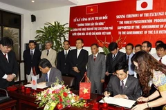 Buổi lễ ký công hàm trao đổi. (Ảnh: Đình Huệ/TTXVN)