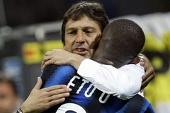 Niềm vui của Eto'o và Leonardo. (Nguồn: Reuters)