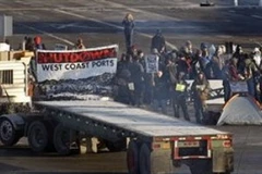 Người biểu tình phong tỏa cảng Portland. (Nguồn: AP)