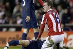 Ramsey bị gãy chân sau pha vào bóng của Shawcross. (Ảnh: AP)