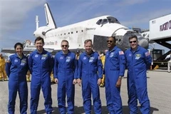 Các phi hành gia cùng con tàu Discovery. (Nguồn: AP)