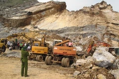 Tiếp tục tìm kiếm người gặp nạn. (Ảnh: Nguyễn Văn Nhật/TTXVN)