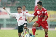 Đồng Tâm Long An (áo đỏ) ngược dòng thành công. (Ảnh: Quang Nhựt/TTXVN)