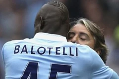 Balotelli thể hiện tình cảm với Mancini. (Nguồn: AP)
