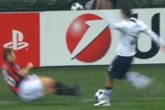 Pha vào bóng bằng hai chân của Flamini. (Nguồn: Daily Mail)