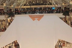 Phải mất hơn 2 tháng chiếc áo mới được hoàn thành. (Ảnh: arabnews.com)