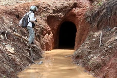 Hầm khai thác thiếc trái phép. (Ảnh: Nguyễn Dũng/TTXVN)