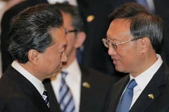 Thủ tướng Nhật Bản Yukio Hatoyama tiếp các đại biểu tại hội nghị. (Ảnh: Reuters)