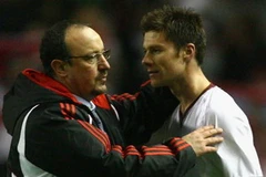 Huấn luyện viên Benitez và Xabi khi còn ở Liverpool. (Nguồn: Mirror)
