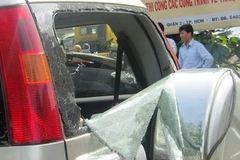 Một chiếc xe trong vụ tai nạn bị hư hỏng. (Ảnh: Hoàng Anh Tuấn)