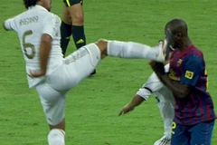 Pha vào bóng của Khedira đối với Abidal. (Nguồn:Marca)