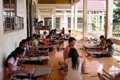 Một lớp dạy nghề dệt thổ cầm của người Châu Mạ, Đồng Nai. (Nguồn: Internet)