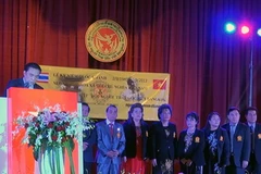 Chủ tịch Hội người Việt Bangkok cùng các thành viên ban chấp hành trong lễ ra mắt hội./. (Ảnh: Hà Linh/Vietnam+)