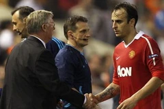 Sir Alex chúc mừng Berbatov sau trận đấu. (Nguồn: Getty Images)