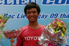 Hoàng Thiên trên bục nhận phần thường giải U18 ITF tại Bạc Liêu. (Nguồn: Huỳnh Sử/TTXVN)