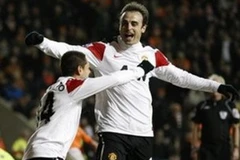 Berbatov và Hernandez cùng lập công. (Nguồn: AP)