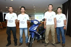 Đội kỹ thuật viên thử nghiệm và xe Suzuki Viva 115FI. (Ảnh: Hà Huy Hiệp/Vietnam+)