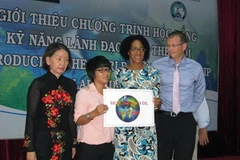 Sinh viên Nguyễn Trần Thủy Tiên nhận học bổng học tại trường điếc Gallaudet của Mỹ. (Ảnh: Sỹ Tuyên/Vietnam+)
