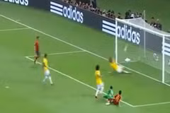 Pha cứu thua của David Luiz. (Nguồn: youtube.com)