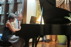 Cặp vợ chồng nghệ sĩ piano Sally Pinkas và Evan Hirsch. (Ảnh: Hạnh Long/Vietnam+)