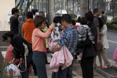 Người dân Tứ Xuyên lo lắng sau vụ động đất.