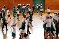 Các em học sinh phải chơi trong nhà thể dục. (Nguồn: Asahi Shimbun)