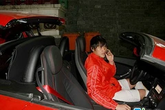 Công Vinh và chiếc xe tiền tỷ của anh. (Nguồn: zing.vn)