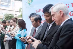 Bầu chọn cho Vịnh Hạ Long. (Ảnh: Hoàng Anh Tuấn/TTXVN)