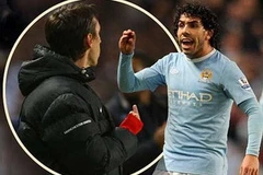 Hành động không đẹp của cả Neville và Tevez. (Nguồn: TT&VH)