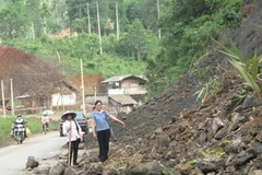 Điểm sạt lở trên tỉnh lộ 258. (Ảnh: Nguyễn Trình/Vietnam+)